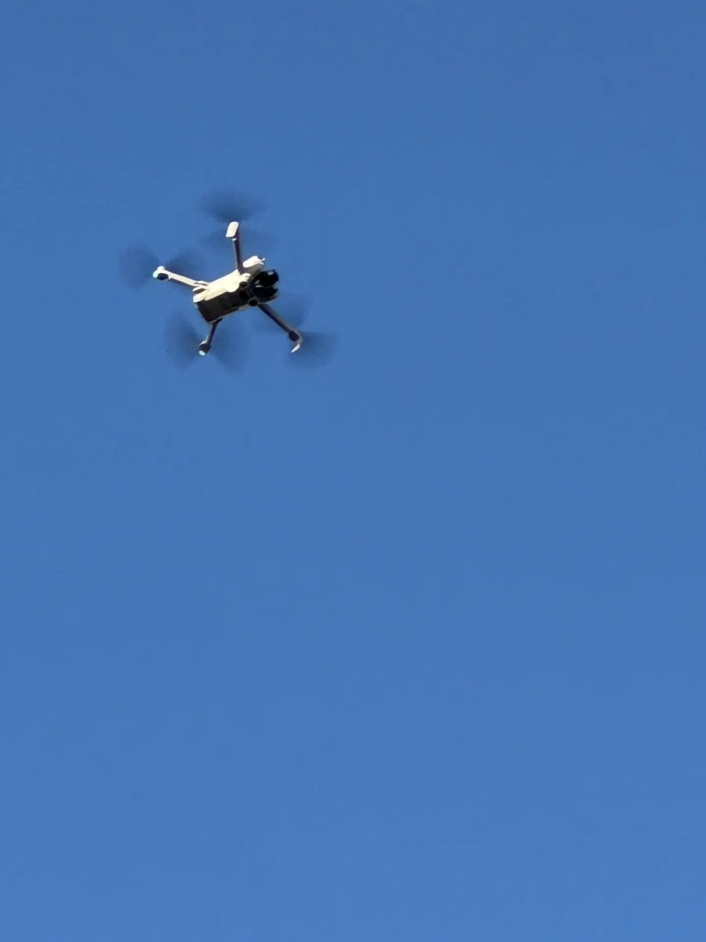 Professionel drone i luften til byggeteknisk inspektion